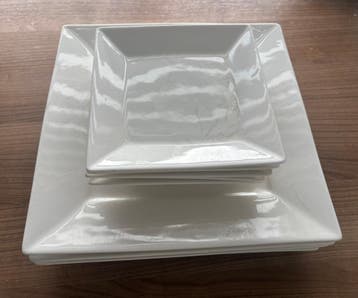4 witte vierkante dinerborden en 5 gebaksbordjes