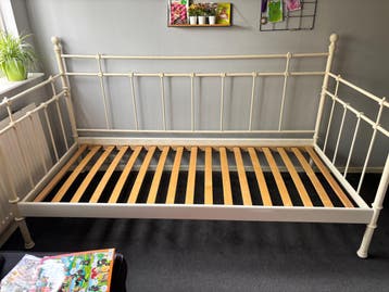 GRATIS: Metalen bedframe met lattenbodem - Crème