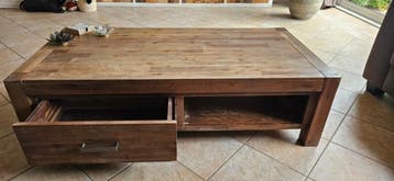 Robuuste houten salontafel met lade en opbergvak