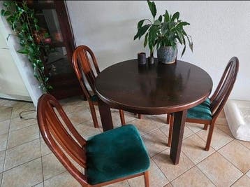 Uitschuifbare eettafel met 4 opnieuw gestoffeerde stoelen