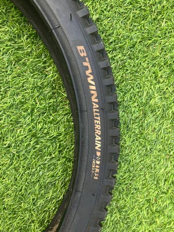 B-Twin All Terrain Buitenband 20x1,95 - Ongebruikt