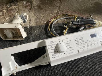 AEG L50460FL Bedieningspaneel en afvoerpomp