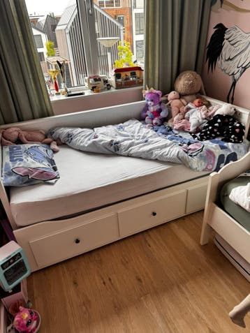 Wit eenpersoonsbed met lades, al gedemonteerd
