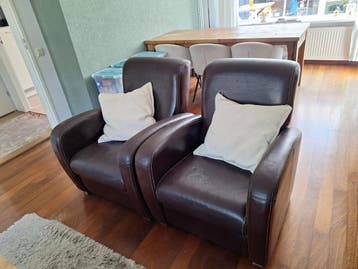 Twee comfortabele bruine leren stoelen