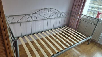Gratis Bed frame