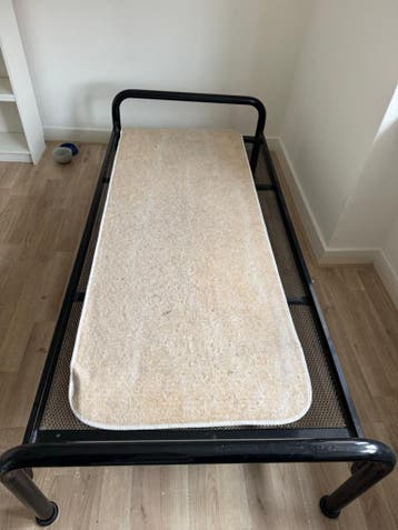 Eenpersoonsbed met metalen frame