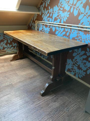 Zwaar eiken kasteeltafel