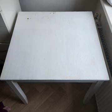 Witte vierkante tafel
