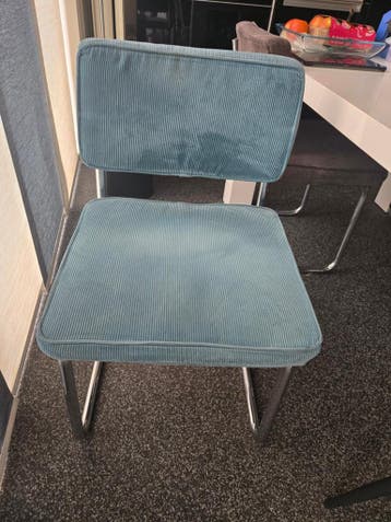 6 stoelen gratis af te halen: 4 grijs, 2 petrol
