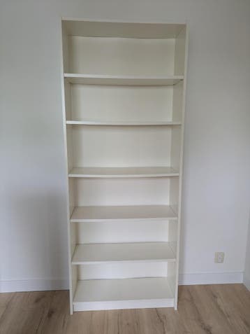 Gratis witte boekenkast met planken