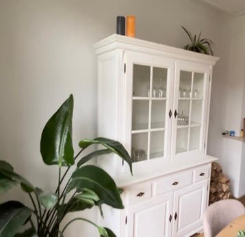 Witte dressoirkast met glazen deuren en lades