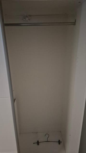 Witte kledingkast met schuifdeuren