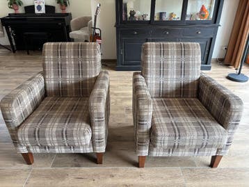 Twee stoelen gratis af te halen