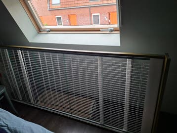 Eenpersoonsbed 90x220 cm met ijzeren basis en houten ombouw