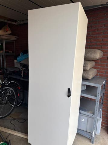 Witte kledingkast met hangruimte en lades