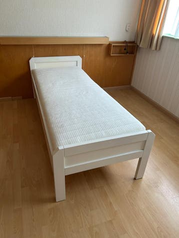 Eenpersoonsbed hout 80x190 cm met matras en dekbed