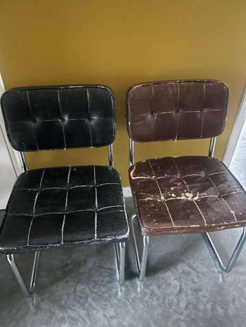 6 stoelen, 2 bruin en 4 zwart, gebruikt, gratis af te halen