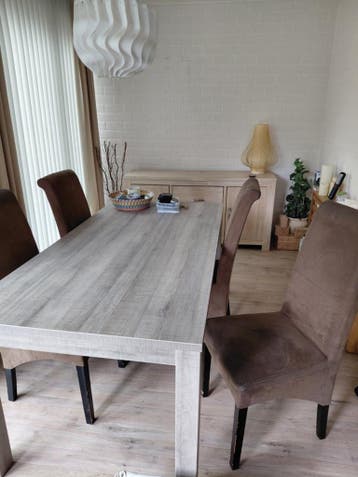 Eettafel met stoelen.
