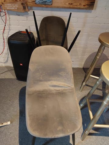 Comfortabele grijze stoel met metalen poten