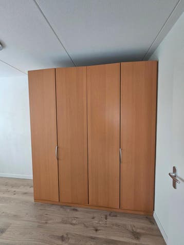 Ruime kledingkast met hang- en legruimte