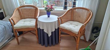 3x Houten stoel en 2x rotan stoelen