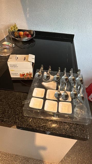 Amuseglaasjes en schaaltjes met lepels
