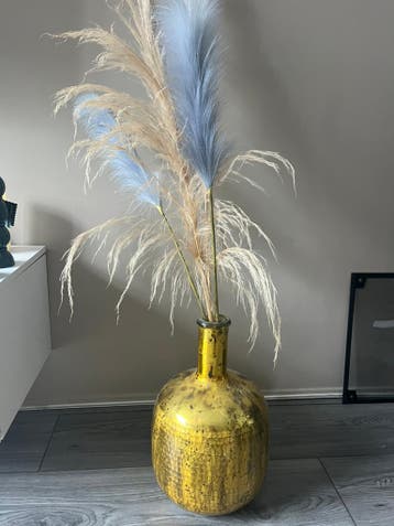 Gratis vaas goudkleurig met pluimen