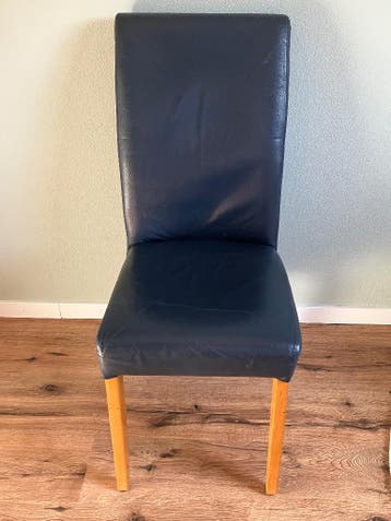 Twee eetkamerstoelen gratis af te halen