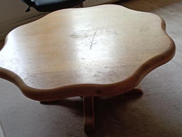 Salontafel gegolfde rand gelaagd hout met schade oppervlak