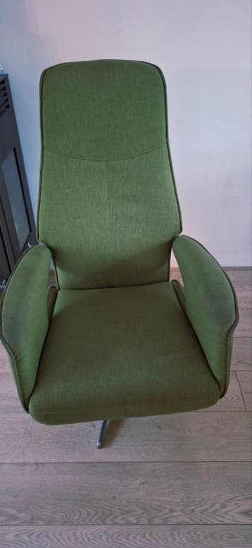 Comfortabele groene fauteuil met chrome draaivoet