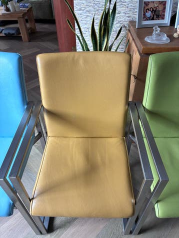 Set van 6 kleurrijke eetkamerstoelen met metalen frame