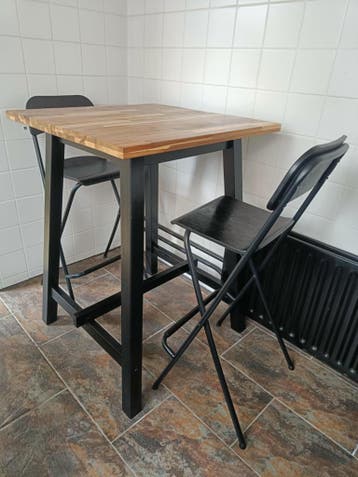 Bartafel met 2 hoge stoelen.