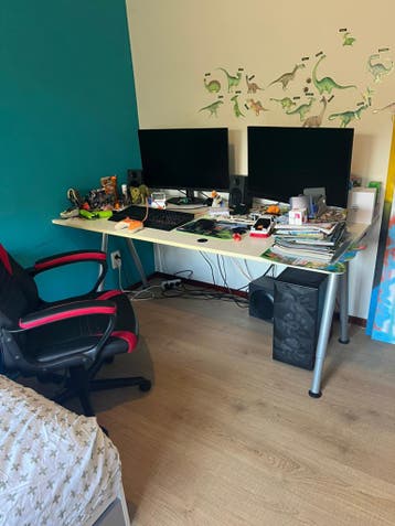 Wit in hoogte verstelbaar bureau. GRATIS