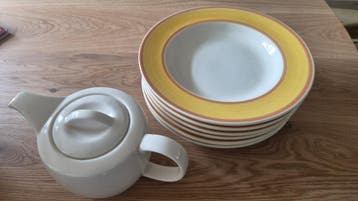 GRATIS Servies borden en theepot