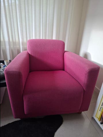 Twee fuchsia roze stoelen