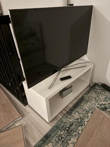 Gratis af te halen, niet werkende TV + kast