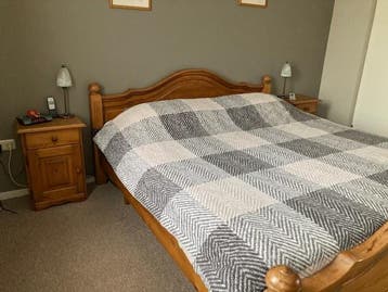 Slaapkamer meublement grenen met commode en spiegel