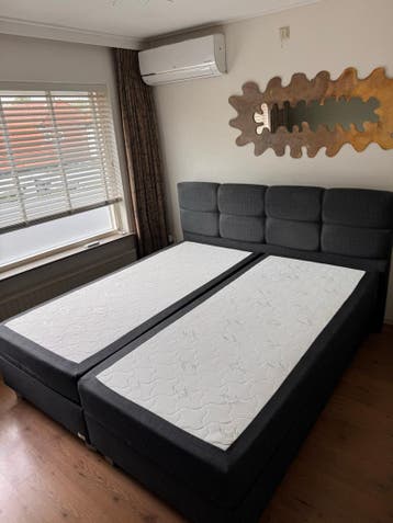 Gratis Tweepersoons boxspring met hoofdbord en matrassen