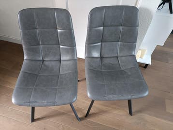 Gratis! 2 grijze eetkamerstoelen van leer