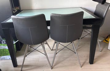 Uitschuifbare eettafel inclusief stoelen