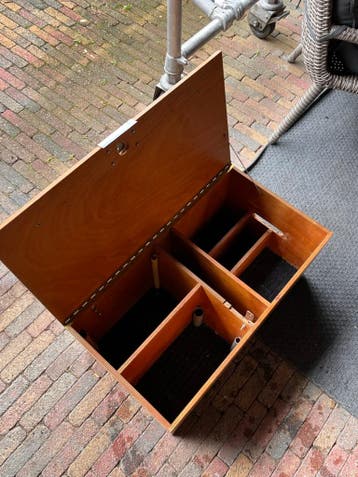 Gratis Houten opbergkist met vakverdeling