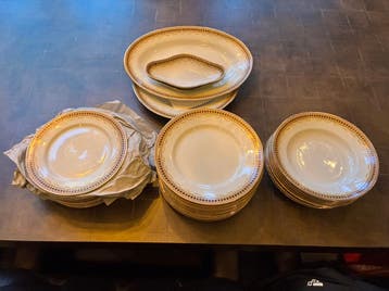 Vintage servies met gouden rand - circa 30 stuks
