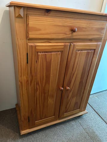 Houten kastje met lade en deurtjes