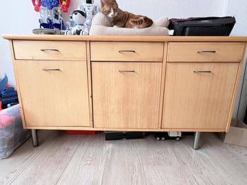 Massief houten opbergkast. Gratis