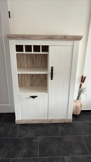 Kast met bijbehorende salontafel