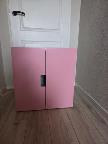Roze kastje met 2 deuren en plank