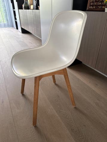 2 Eettafelstoelen - Poot moet vastgezet worden