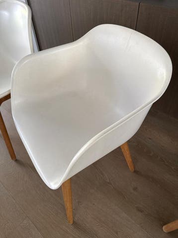 Twee witte kuipstoelen met houten poten - scheur in leuning