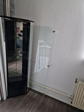 GRATIS Glazen Hoekvitrinekast met Spiegelachterwand