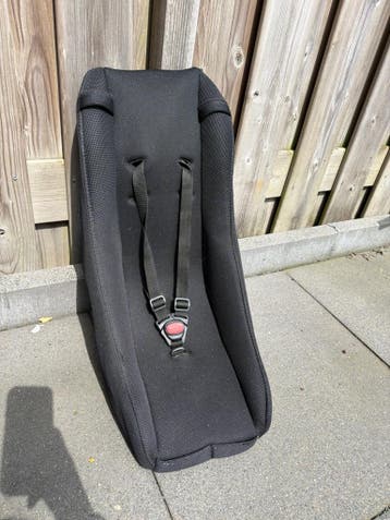 Zwart bakfietsstoeltje met 3-puntsgordel